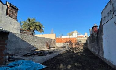 Terreno en  venta de 10 x 30 con vivienda a reciclar -  Wilde