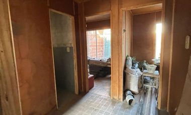 Terreno en  venta de 10 x 30 con vivienda a reciclar -  Wilde