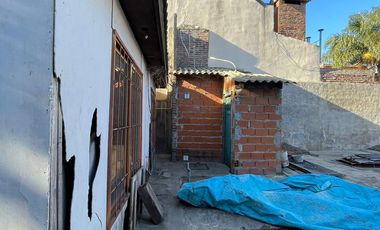 Terreno en  venta de 10 x 30 con vivienda a reciclar -  Wilde