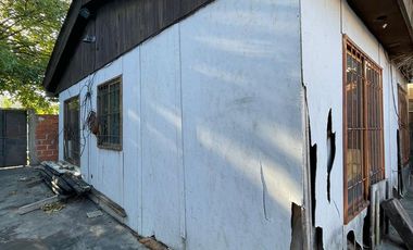 Terreno en  venta de 10 x 30 con vivienda a reciclar -  Wilde