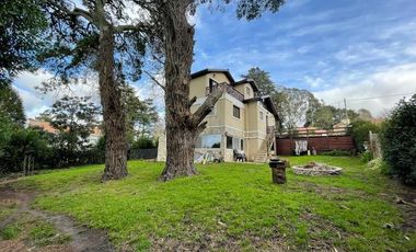 VENDO CHALET 4 AMBIENTES EN SIERRA DE LOS PADRES - AMPLIO PARQUE CON PISCINA Y QUINCHO