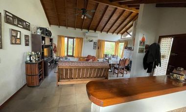 VENDO CHALET 4 AMBIENTES EN SIERRA DE LOS PADRES - AMPLIO PARQUE CON PISCINA Y QUINCHO