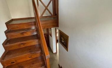 VENDO CHALET 4 AMBIENTES EN SIERRA DE LOS PADRES - AMPLIO PARQUE CON PISCINA Y QUINCHO