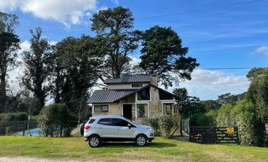 VENDO CHALET 4 AMBIENTES EN SIERRA DE LOS PADRES - AMPLIO PARQUE CON PISCINA Y QUINCHO