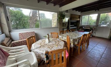 VENDO CHALET 4 AMBIENTES EN SIERRA DE LOS PADRES - AMPLIO PARQUE CON PISCINA Y QUINCHO