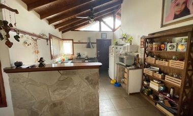 VENDO CHALET 4 AMBIENTES EN SIERRA DE LOS PADRES - AMPLIO PARQUE CON PISCINA Y QUINCHO