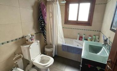 VENDO CHALET 4 AMBIENTES EN SIERRA DE LOS PADRES - AMPLIO PARQUE CON PISCINA Y QUINCHO