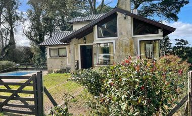 VENDO CHALET 4 AMBIENTES EN SIERRA DE LOS PADRES - AMPLIO PARQUE CON PISCINA Y QUINCHO