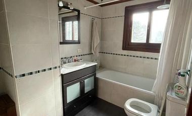 VENDO CHALET 4 AMBIENTES EN SIERRA DE LOS PADRES - AMPLIO PARQUE CON PISCINA Y QUINCHO