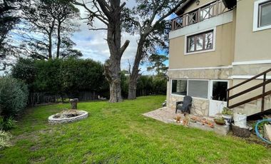 VENDO CHALET 4 AMBIENTES EN SIERRA DE LOS PADRES - AMPLIO PARQUE CON PISCINA Y QUINCHO