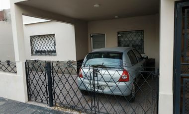 Departamento casa tres ambientes con patio y garage a la venta en Wilde