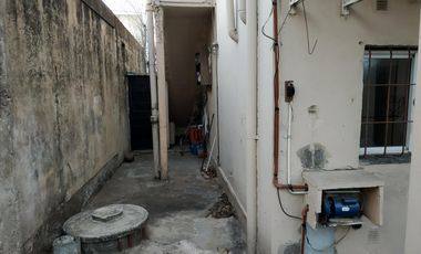 Departamento casa tres ambientes con patio y garage a la venta en Wilde