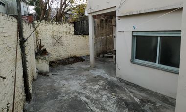 Departamento casa tres ambientes con patio y garage a la venta en Wilde