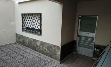 Departamento casa tres ambientes con patio y garage a la venta en Wilde