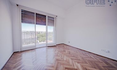 Departamento de 3 ambientes muy luminoso con balcón al frente.