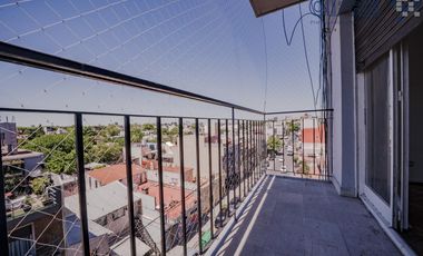 Departamento de 3 ambientes muy luminoso con balcón al frente.