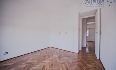 Departamento de 3 ambientes muy luminoso con balcón al frente.