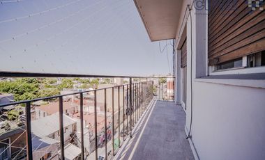 Departamento de 3 ambientes muy luminoso con balcón al frente.