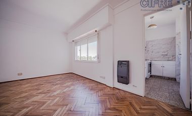 Departamento de 3 ambientes muy luminoso con balcón al frente.