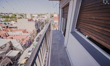 Departamento de 3 ambientes muy luminoso con balcón al frente.