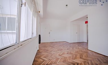 Departamento de 3 ambientes muy luminoso con balcón al frente.