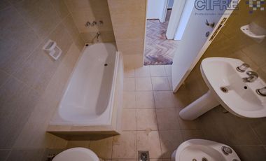 Departamento de 3 ambientes muy luminoso con balcón al frente.