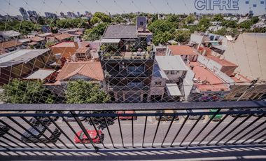 Departamento de 3 ambientes muy luminoso con balcón al frente.