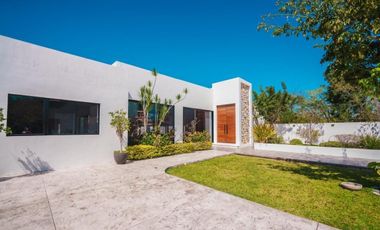 ESPECTACULAR CASA EN VENTA EN PRIVADA HACIENDA CHOLUL, CON AMPLIA TERRAZA.