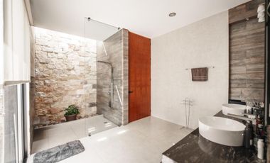 ESPECTACULAR CASA EN VENTA EN PRIVADA HACIENDA CHOLUL, CON AMPLIA TERRAZA.