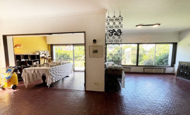 Venta Residencia 5 Ambientes Quincho Jardin Parrilla