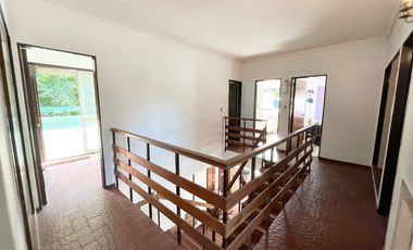 Venta Residencia 5 Ambientes Quincho Jardin Parrilla