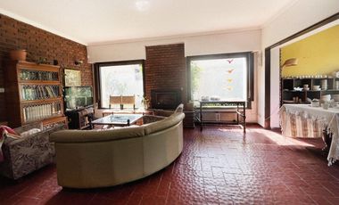 Venta Residencia 5 Ambientes Quincho Jardin Parrilla