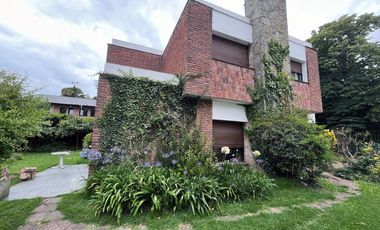 Venta Residencia 5 Ambientes Quincho Jardin Parrilla