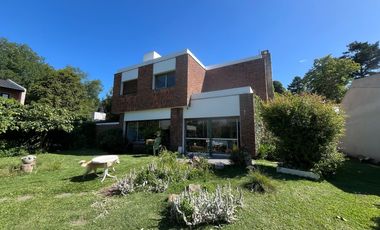 Venta Residencia 5 Ambientes Quincho Jardin Parrilla