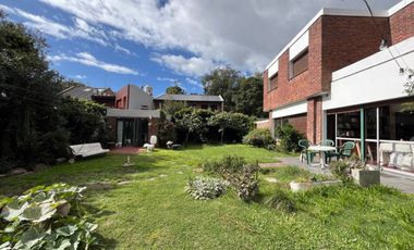 Venta Residencia 5 Ambientes Quincho Jardin Parrilla