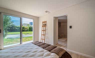 VENTA- Casa 3 dormitorios con pileta - Funes Hills Miraflores s/ Avenida Principal. APTO CREDITO