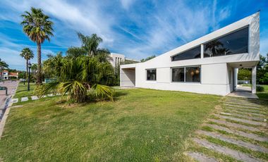 VENTA- Casa 3 dormitorios con pileta - Funes Hills Miraflores s/ Avenida Principal. APTO CREDITO