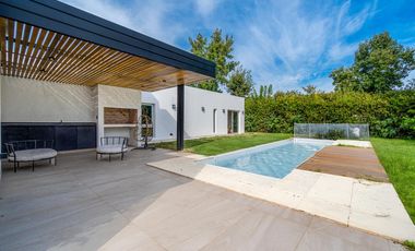 VENTA- Casa 3 dormitorios con pileta - Funes Hills Miraflores s/ Avenida Principal. APTO CREDITO