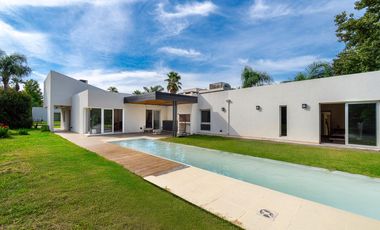 VENTA- Casa 3 dormitorios con pileta - Funes Hills Miraflores s/ Avenida Principal. APTO CREDITO