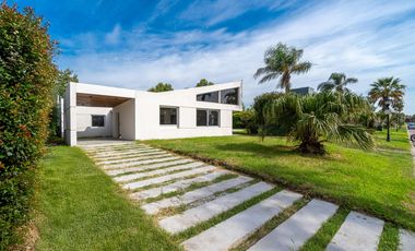 VENTA- Casa 3 dormitorios con pileta - Funes Hills Miraflores s/ Avenida Principal. APTO CREDITO