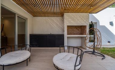 VENTA- Casa 3 dormitorios con pileta - Funes Hills Miraflores s/ Avenida Principal. APTO CREDITO