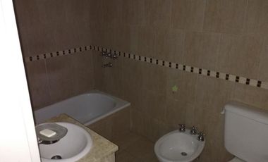 Departamento de 2 AMBIENTES C/cochera descubierta. Banfield E.-