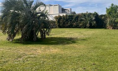 Lote a la laguna central  1800m2  Barrio La Isla, Nordelta
