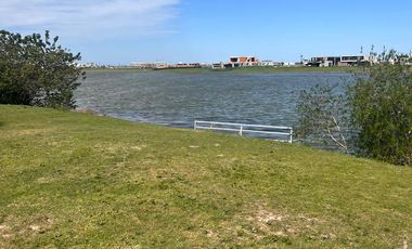 Lote a la laguna central  1800m2  Barrio La Isla, Nordelta