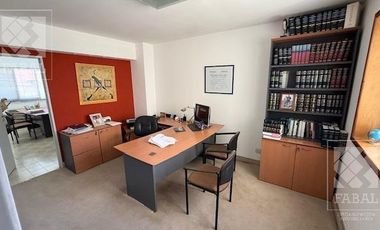 Oficina venta centro, 80 m2 con recepción, 4 privados, archivo, kitchenette y baño