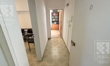 Oficina venta centro, 80 m2 con recepción, 4 privados, archivo, kitchenette y baño