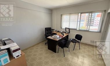 Oficina venta centro, 80 m2 con recepción, 4 privados, archivo, kitchenette y baño
