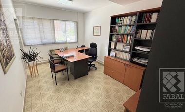 Oficina venta centro, 80 m2 con recepción, 4 privados, archivo, kitchenette y baño