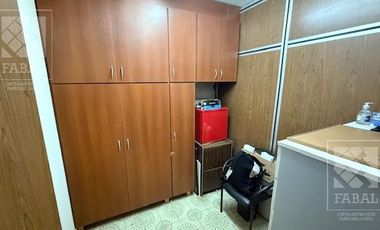 Oficina venta centro, 80 m2 con recepción, 4 privados, archivo, kitchenette y baño