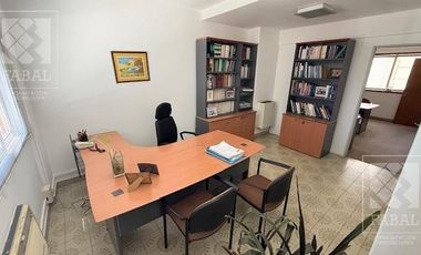 Oficina venta centro, 80 m2 con recepción, 4 privados, archivo, kitchenette y baño